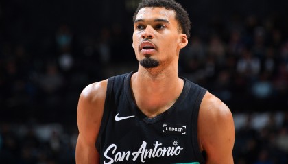 文班：我想湖人是全联盟换防最多的球队 他们也经常收缩协防