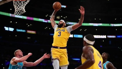 Yabo Sports-浓眉哥带病血战43分钟！詹皇缺席湖人靠他挑大梁